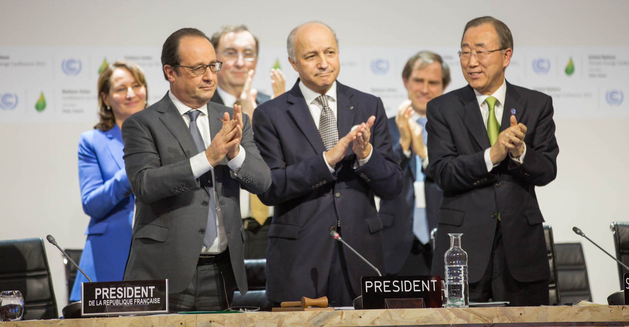 UN summit signs deal to reduce carbon emissions